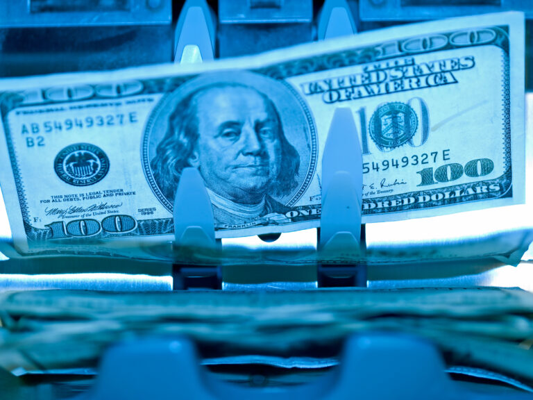 An,Electronic,Money,Counter,Processing,Us,$100,Bills