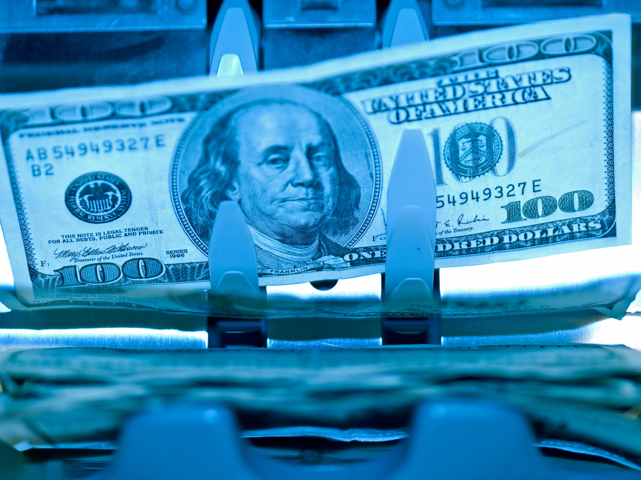 An,Electronic,Money,Counter,Processing,Us,$100,Bills